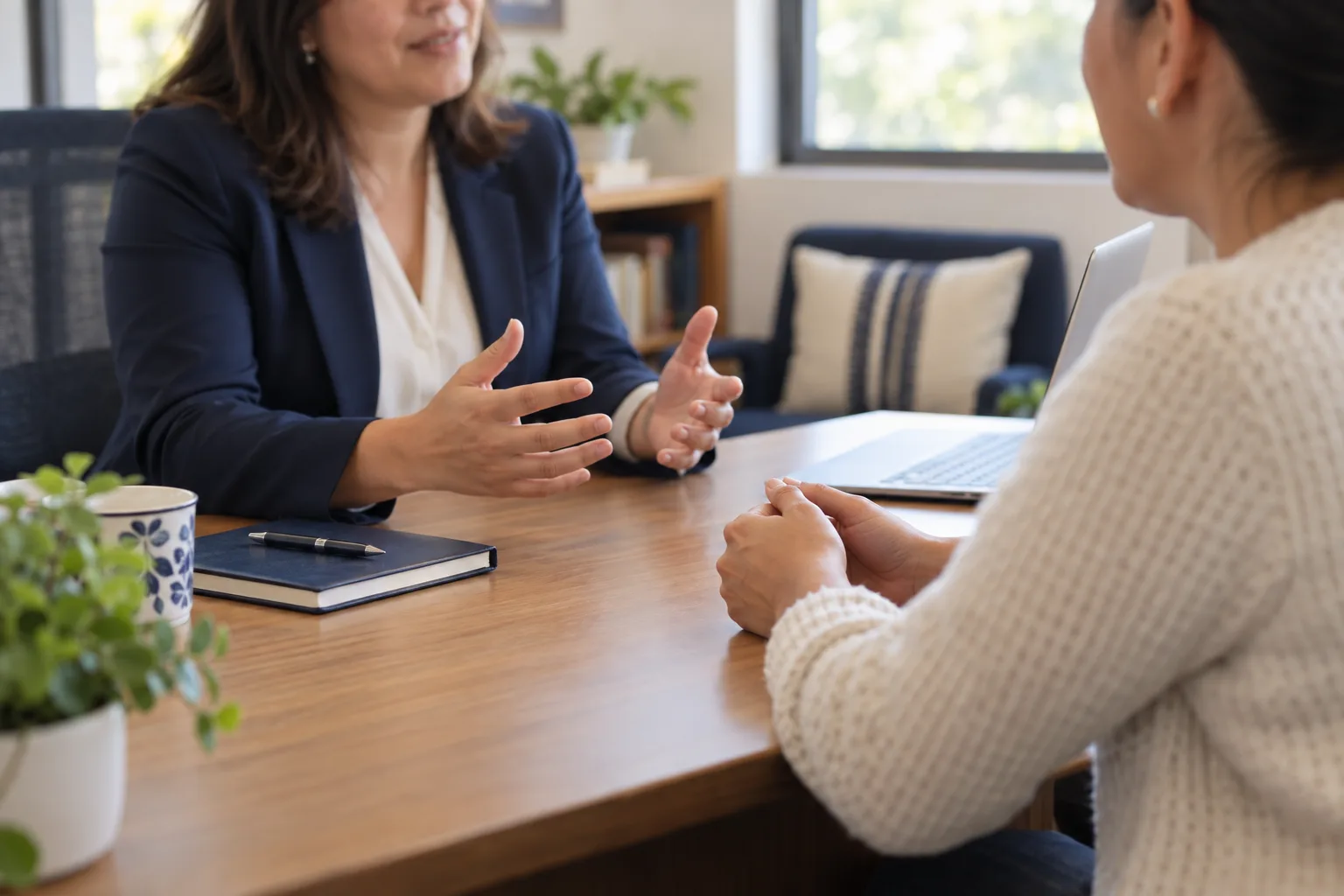 Una directora orienta a una familiar en una conversación de bienvenida.