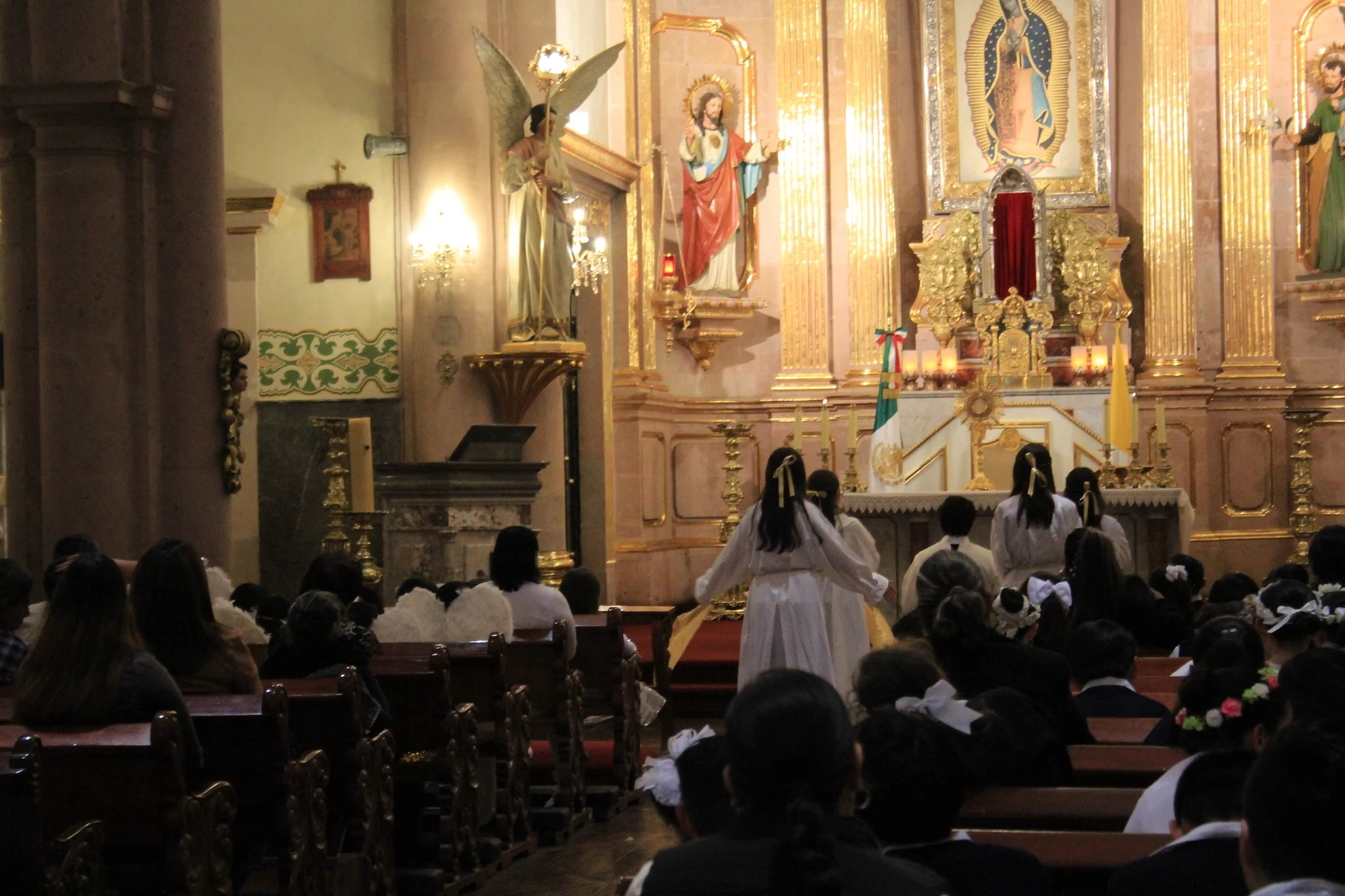 Comunidad escolar reunida durante una celebración en la parroquia.