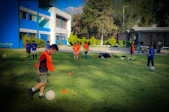 Alumnos practican fútbol en las instalaciones del Colegio Pedro Moreno.