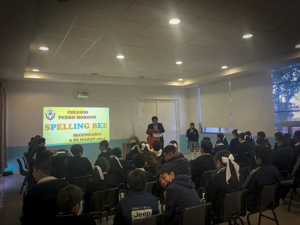 Estudiantes participan en el Spelling Bee del Colegio Pedro Moreno.