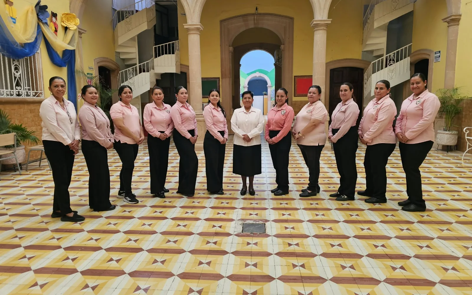 El equipo del Colegio Pedro Moreno reunido en el patio.